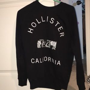 Hollister crew neck says "Hollister California"